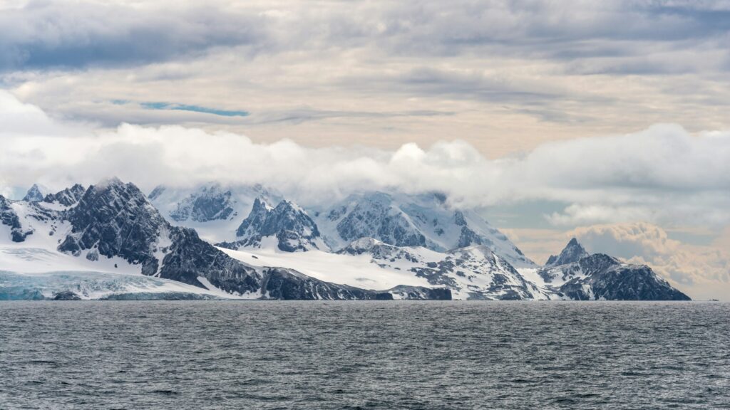 Les nuages d’Antarctique perdent de la glace, influençant l’hémisphère sud.
