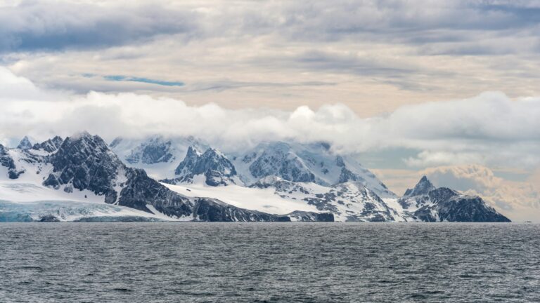 Les nuages d’Antarctique perdent de la glace, influençant l’hémisphère sud.