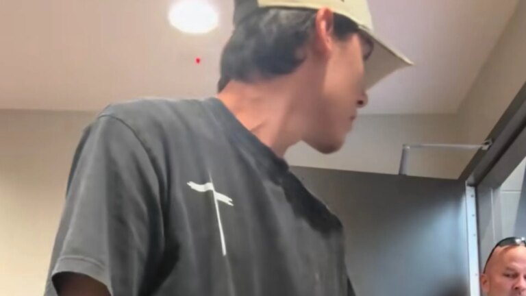 Un père conduit ses filles aux toilettes des femmes, un homme l’aggresse et soulève des tensions.