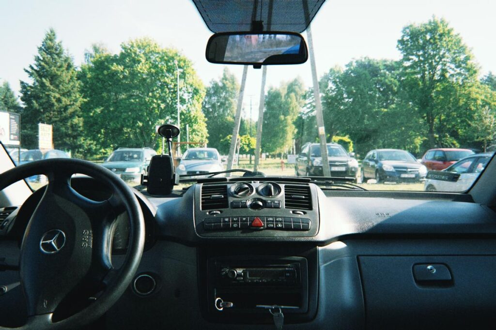 Voiture et chaleur : erreurs courantes des conducteurs sur le pare-brise en été