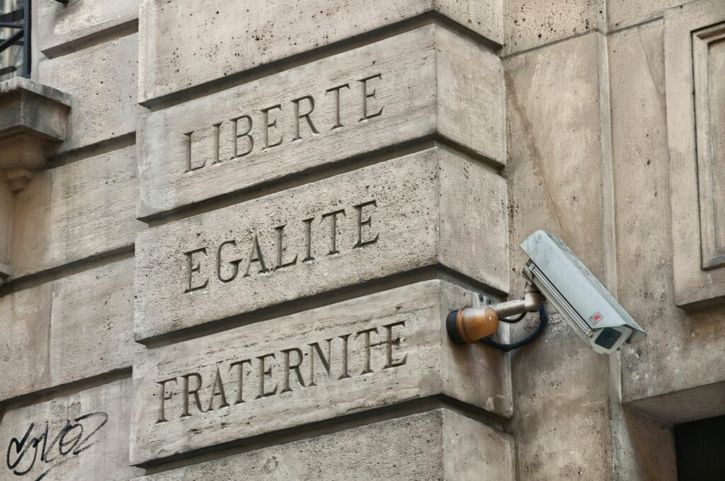 Titre de séjour longue durée et naturalisation : obstacles administratifs en France.