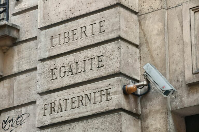 Titre de séjour longue durée et naturalisation : obstacles administratifs en France.