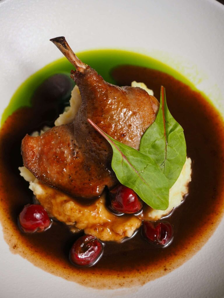 Cuisses de canard confites : un plat traditionnel prisé dans la gastronomie française.
