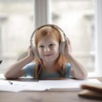Fortes chaleurs : l&rsquo;école fermée cette semaine, le podcast « Les P’tits drôles » pour apprendre au frais.