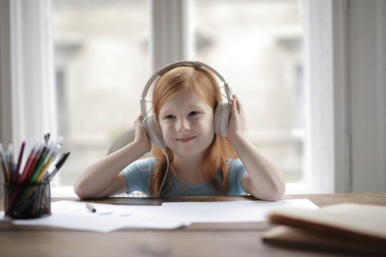 Fortes chaleurs : l’école fermée cette semaine, le podcast « Les P’tits drôles » pour apprendre au frais.