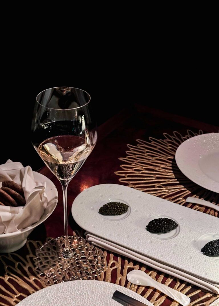 Accords vins et caviar : recommandations des sommeliers pour une dégustation réussie