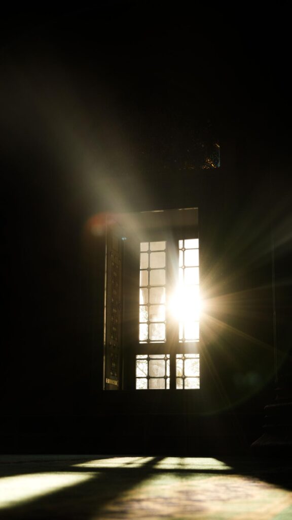 Canicule : mécanismes de la chaleur piégée dans les maisons durant la nuit