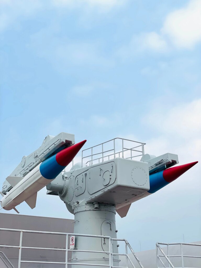 Un flash hypersonique révèle la nature d’un missile intercepté ou d’une météorite.