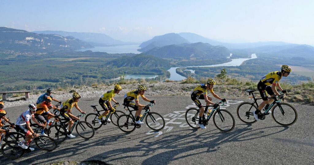 Passage à 22 % sur le Grand Colombier lors du Tour Auvergne-Rhône-Alpes pour les coureurs à pied