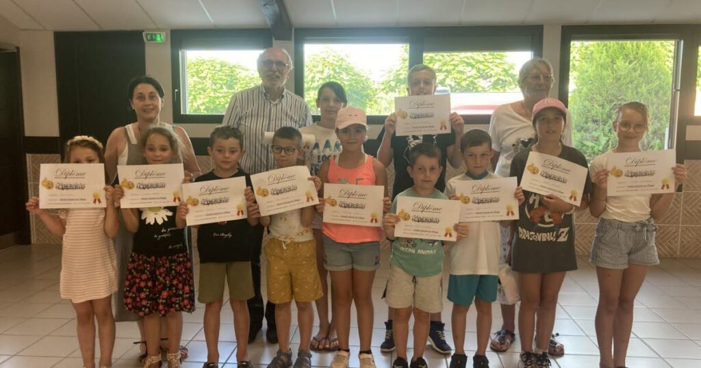 Les habitants de Villeneuve participent à une dictée géante pour promouvoir l’écriture.