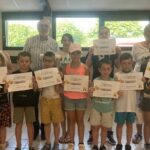 Les habitants de Villeneuve participent à une dictée géante pour promouvoir l&rsquo;écriture.