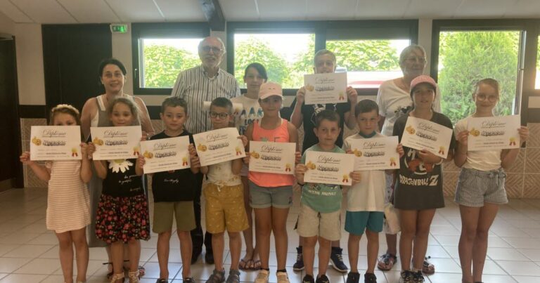 Les habitants de Villeneuve participent à une dictée géante pour promouvoir l’écriture.