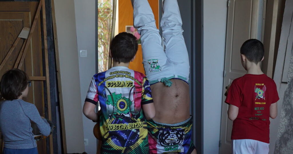 Les jeunes de la MJC de Brindas découvrent la capoeira lors d’ateliers pratiques.