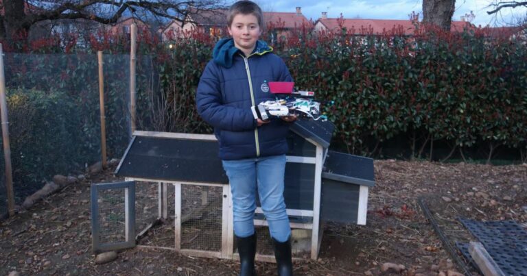 Timéo, 12 ans, crée un robot pour nourrir les poules à Lyon.