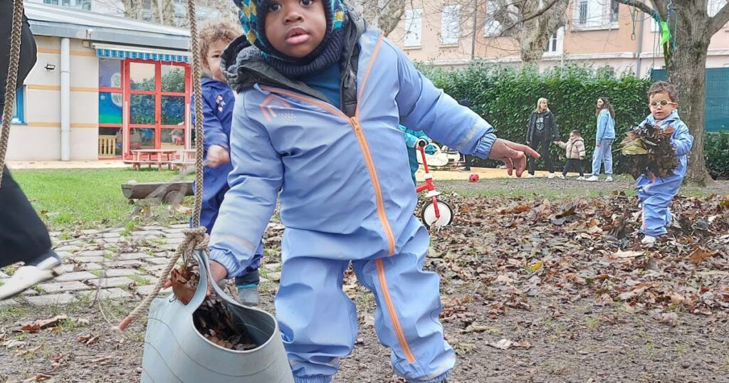 Saint-Chamond : Les crèches adoptent le jeu en extérieur quotidien par tous les temps.