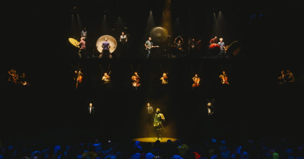 Hofesh Shechter présente une performance marquante aux Nuits de Fourvière à Lyon.