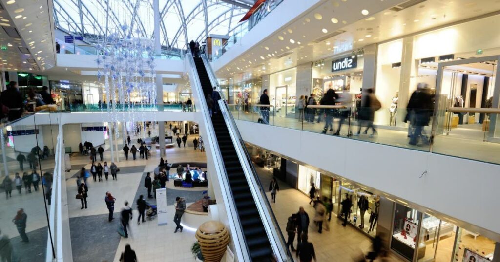 Bershka et Pandora s’installent à Lyon, nouveautés pour La Chaise Longue et Swarovski.