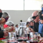Des visiteurs de l&rsquo;ESAT de Virey-le-Grand expérimentent un repas dans le noir.
