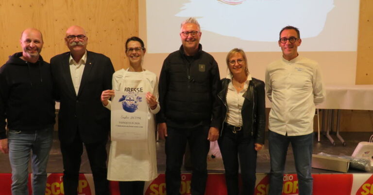 Sophie Zejma remporte le titre de championne du monde amateur de poulet de Bresse à Fuissé.