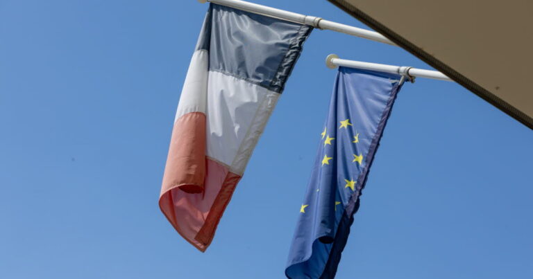 Un maire peut-il retirer le drapeau européen de son hôtel de ville ?