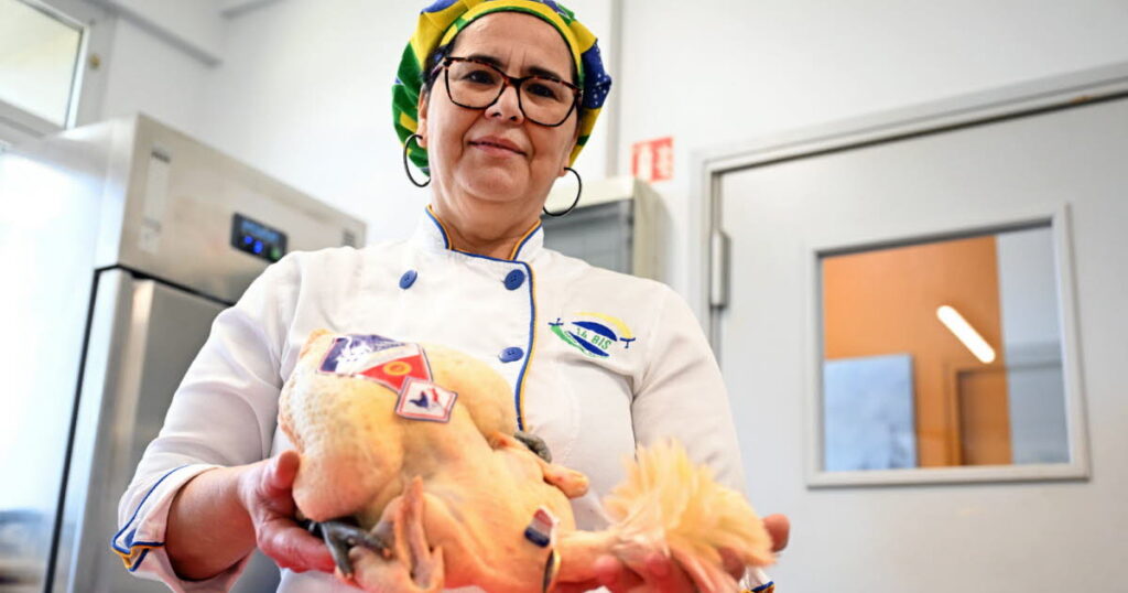 Mondial du poulet de Bresse à la crème : la cheffe brésilienne Cenila présente sa recette.
