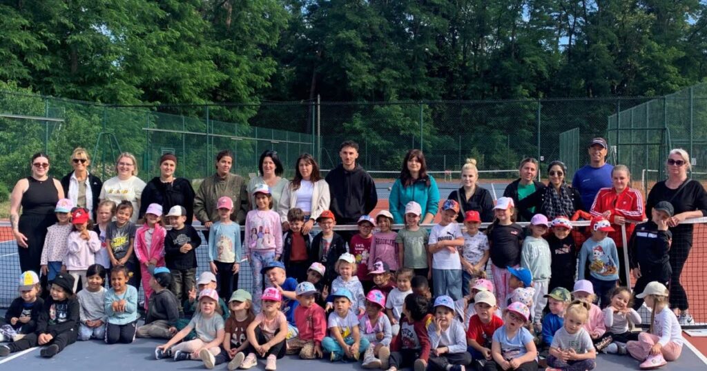 Les élèves de maternelle de Bischwiller découvrent le tennis au club local.