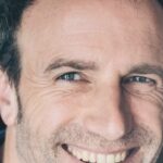 Romain Lemire présente son ouvrage à la librairie Bisey, attirant l&rsquo;attention des lecteurs.