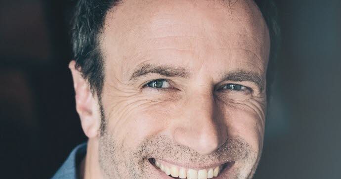 Romain Lemire présente son ouvrage à la librairie Bisey, attirant l’attention des lecteurs.
