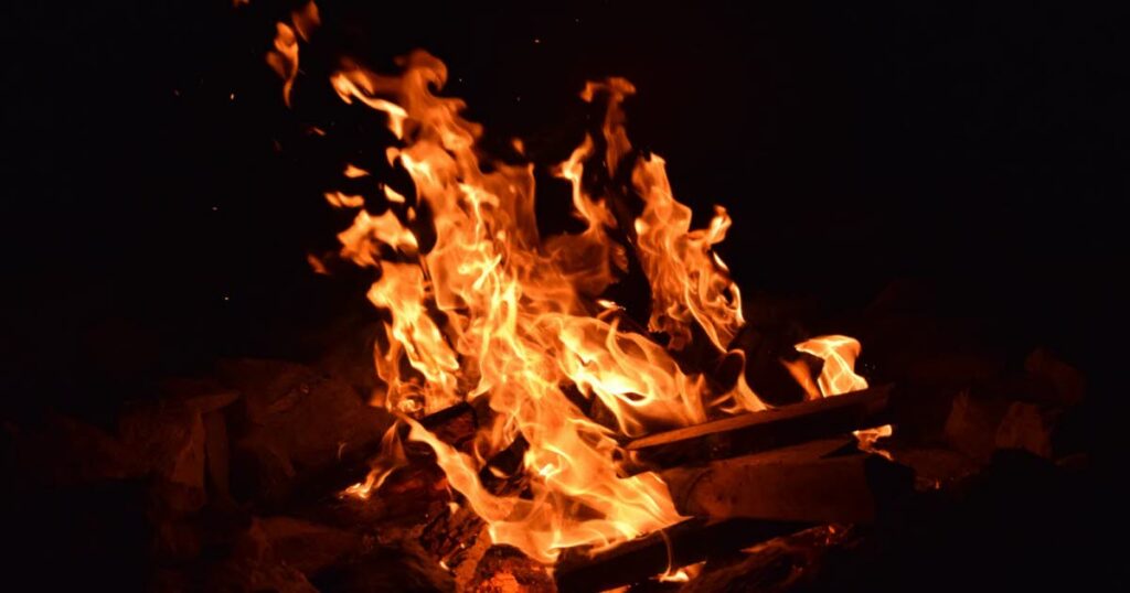 Des chercheurs suggèrent que l’humanité a maîtrisé le feu plus tôt que prévu.