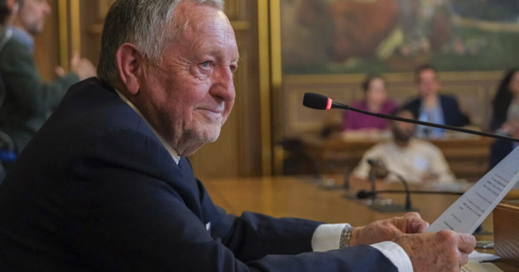 Viol : Jean-Michel Aulas maintient son poste à la Métropole malgré les accusations.