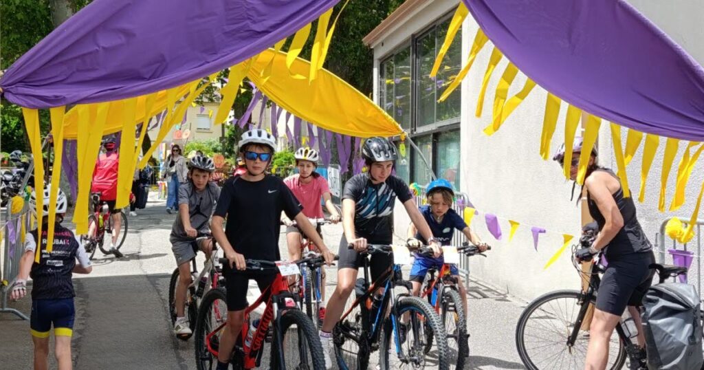Les bénévoles préparent l’accueil des cyclos de L’Ardéchoise avec costumes et produits locaux.