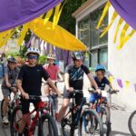 Les bénévoles préparent l’accueil des cyclos de L’Ardéchoise avec costumes et produits locaux.