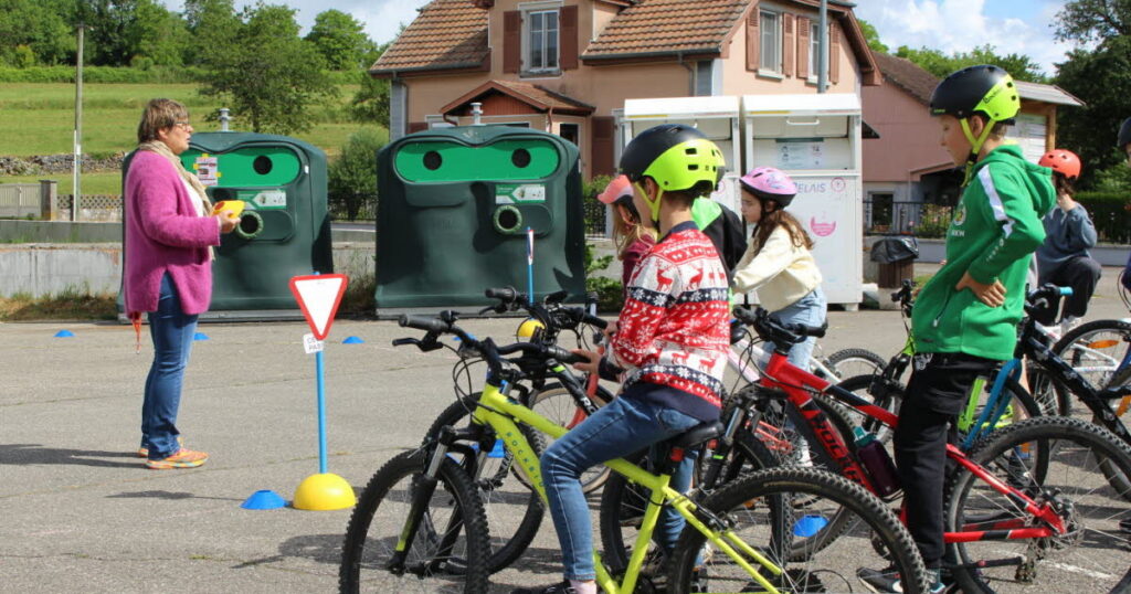 Luemschwiller : une vélo-école nomade forme des cyclistes à la sécurité routière.