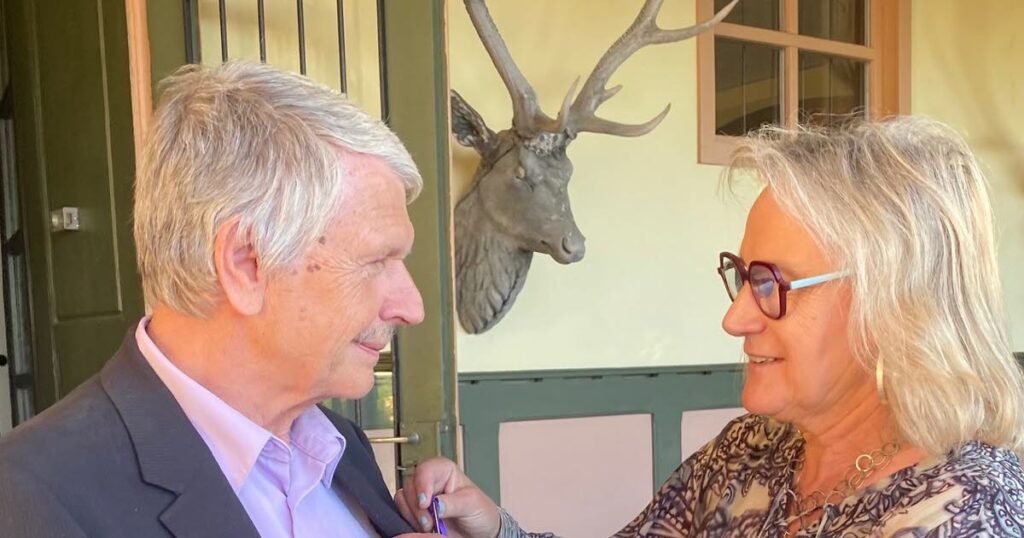 Claude Muller reçoit les Palmes académiques pour sa contribution à l’éducation à Colmar.