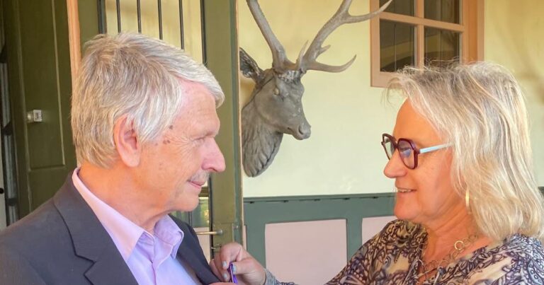 Claude Muller reçoit les Palmes académiques pour sa contribution à l’éducation à Colmar.