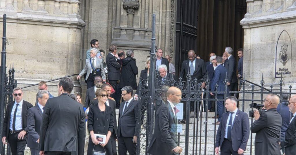 Obsèques de Bernadette Chirac : les invités quittent la basilique après l’office religieux.