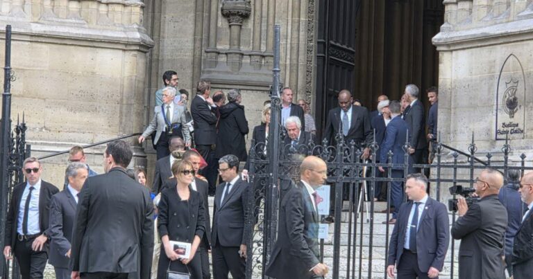 Obsèques de Bernadette Chirac : les invités quittent la basilique après l’office religieux.