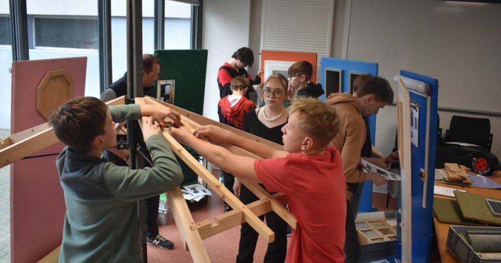 Pascal Kertzinger sensibilise les collégiens aux métiers du bâtiment à Wœrth.