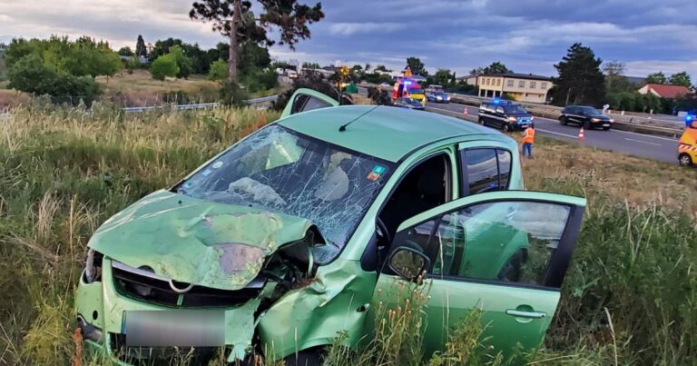Accident à Niederhergheim : une voiture quitte l’A35 et déracine un arbre, conducteur blessé.
