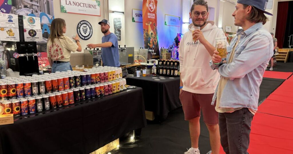 Le festival de la bière artisanale débute à Colmar avec des brasseurs locaux présents.