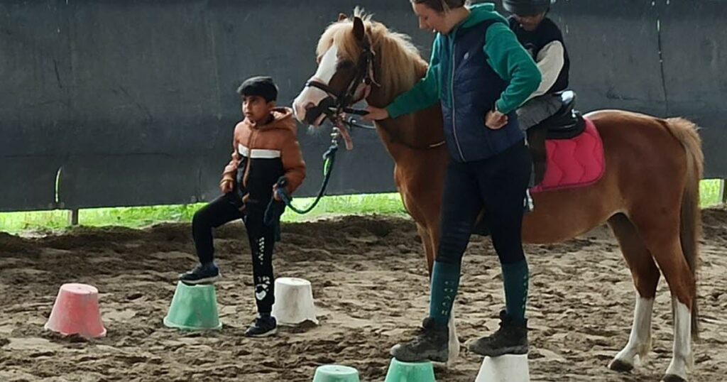 Des élèves de Hautepierre découvrent l’équitation lors d’une initiation sensorielle.