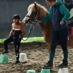 Des élèves de Hautepierre découvrent l&rsquo;équitation lors d&rsquo;une initiation sensorielle.