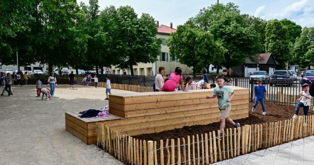 La cour de l’école du Bungert à Thann se transforme en espace végétalisé.