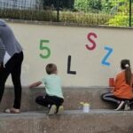 Une fresque colorée embellit la cour de l&rsquo;école à Hirschland, favorisant l&rsquo;engagement communautaire.