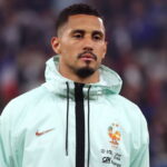 Saliba au centre des débats avant le match France-Sénégal en Coupe du monde 2026.