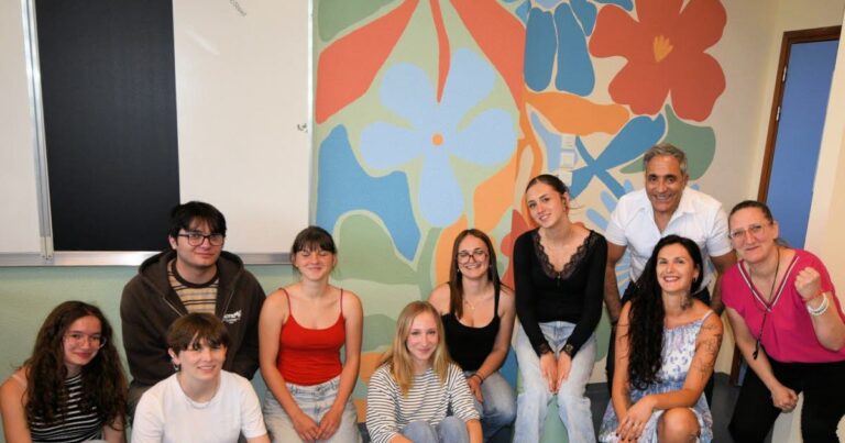 Saint-Louis : Un lycée adopte une salle flexible pour favoriser de nouvelles méthodes d’apprentissage.