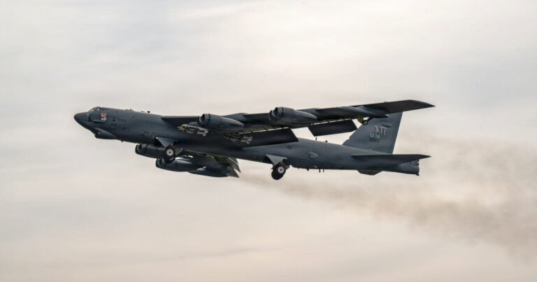 Un bombardier B-52 de l’armée américaine s’écrase après le décollage en Californie.