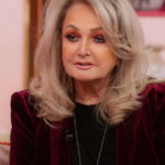 Bonnie Tyler sort du coma, mais son état de santé reste critique.