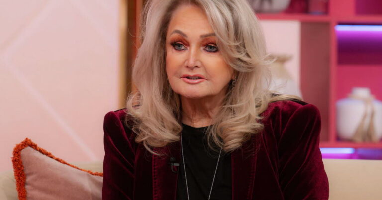 Bonnie Tyler sort du coma, mais son état de santé reste critique.