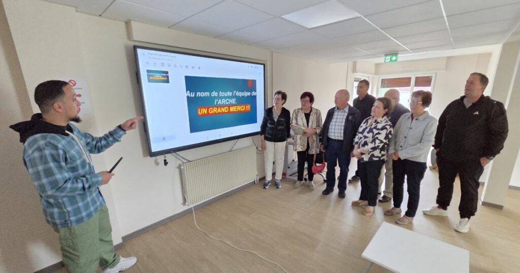 Une association de retraités de Saint-Louis finance un écran tactile pour les jeunes.